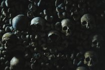 Черепа человека в катакомбах в Париже, Франция — стоковое фото