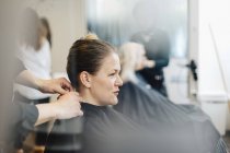 Cliente de cabeleireiro com cabelo molhado, foco seletivo — Fotografia de Stock