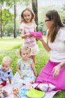 Mère avec des enfants au pique-nique d'anniversaire, accent sélectif — Photo de stock
