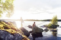 Amis pêche sur le lac à Dalarna, Suède — Photo de stock