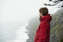 Homme debout sur une falaise à Big Sur en Californie, États-Unis — Photo de stock