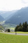 Menina caminhando ao longo da estrada rural em Vorarlberg, Áustria — Fotografia de Stock