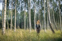 Девушка-подросток, стоящая в лесу, сосредоточьтесь на переднем плане — стоковое фото