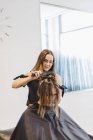 Parrucchiere taglio clienti capelli in salone, messa a fuoco selettiva — Foto stock