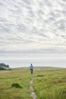 Взрослый мужчина, идущий на поле в Калифорнии, США — стоковое фото