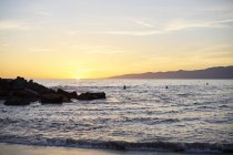 Vue panoramique sur la plage de Venise au coucher du soleil en Californie, USA — Photo de stock