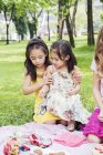 Bambini al picnic di compleanno, concentrarsi sul primo piano — Foto stock