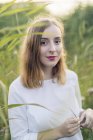 Junge Frau steht auf einem Grasfeld in karlskrona, schweden — Stockfoto