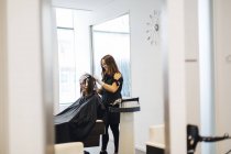 Friseur färbt Kunden Haare im Salon, selektiver Fokus — Stockfoto