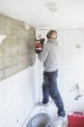 Mann renoviert Haus von hinten — Stockfoto