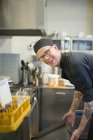 Чоловік працює на кухні в кафе, диференційований фокус — стокове фото