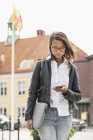 Mujer joven usando teléfono celular en Solvesborg, Suecia - foto de stock