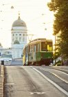 Tramway près de la cathédrale d'Helsinki, Finlande — Photo de stock