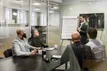 Gli uomini discutono di progetto durante la riunione d'affari in ufficio — Foto stock