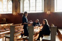 Sacerdotes falando em patas da igreja — Fotografia de Stock