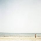 Жінка стоїть на пляжі, Оланд, Швеція. — стокове фото