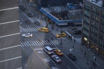 Автомобили и дорожная разметка на городской улице видны сверху — стоковое фото
