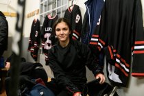 Mädchen in Umkleidekabine bereitet sich auf Eishockey-Training vor — Stockfoto