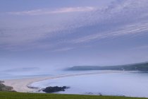 Spiaggia sotto le nuvole sull'isola di St Ninians, Shetland, Scozia — Foto stock