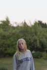 Портрет девочки-подростка в поле, фокус на переднем плане — стоковое фото