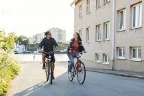 Coppia Ciclismo In Suburban Street — Foto stock