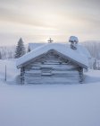 Cabine de madeira coberta de neve, foco seletivo — Fotografia de Stock