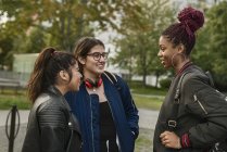 Девочки-подростки, улыбающиеся в парке, избирательный фокус — стоковое фото