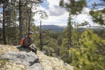 Escursionista seduto sulle rocce, messa a fuoco selettiva — Foto stock