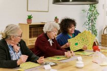 Mulheres idosas jogando bingo em repouso em casa — Fotografia de Stock