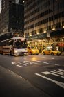 Autobus e auto su Manhattan Street, attenzione selettiva — Foto stock