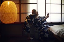 Мать и дочь в кимоно делают селфи — стоковое фото