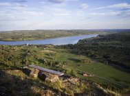 Malerischer Blick auf Bank mit Blick auf Ackerland und Fluss — Stockfoto