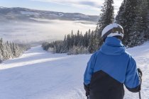 Adolescente en pista de esquí en Hedmark, Noruega - foto de stock