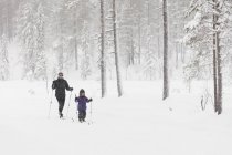 Мати з донькою катаються на лижах, зосереджуються на розмові. — стокове фото