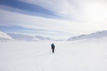 Woman skiing by mountains on Kungsleden train in Lapland, Sweden — Stock Photo