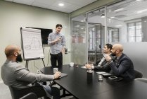 Homens discutindo projeto durante reunião de negócios no escritório — Fotografia de Stock