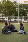 Les adolescentes assis sur le court de tennis — Photo de stock