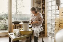 Femme jetant le pot, foyer sélectif — Photo de stock