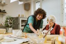 Старшая женщина делает керамику в доме престарелых — стоковое фото