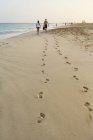 Persone che camminano sulla spiaggia a Capo Verde — Foto stock