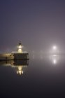Leuchtturm an der Hafeneinfahrt in Malmö, Schweden bei Nacht — Stockfoto