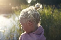 Профиль девушки со связанными волосами — стоковое фото