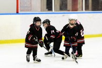 Ragazze che pattinano durante l'allenamento di hockey su ghiaccio — Foto stock