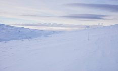 Маркеры в снегу на красивых заснеженных горах, вид под высоким углом — стоковое фото