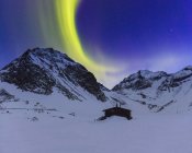 Aurores boréales sur les montagnes enneigées en Laponie, Suède — Photo de stock
