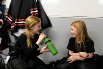 Chicas en vestuario preparándose para el entrenamiento de hockey sobre hielo - foto de stock