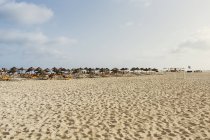 Парасольки на пляжі в Кабо - Верде. — стокове фото
