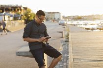 Mann benutzte Smartphone auf Uferpromenade — Stockfoto