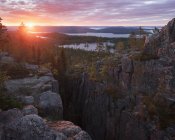 Cliffs and forest by Baltic Sea al tramonto nel Parco nazionale di Skuleskogen, Svezia — Foto stock