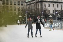 Patinaje sobre hielo en pareja, enfoque selectivo - foto de stock
